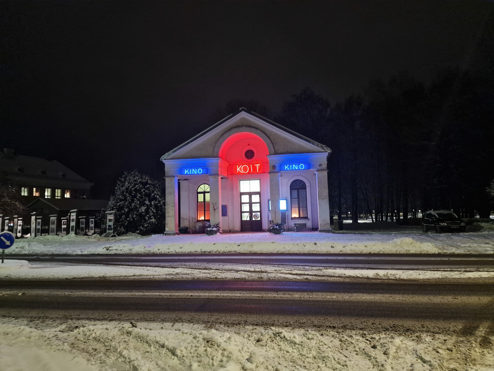 Tõrva kino Koit hoone õhtuses valguses